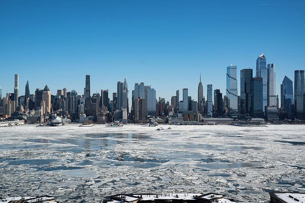 Celkem 18 lidí přišlo o život v důsledku extrémních mrazů v New Yorku. Uvedl to starosta města Zohran Mamdani.