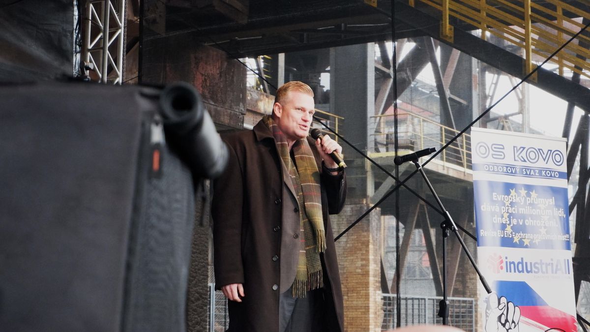 Jde proti nám mainstream, hřímali vládní politici na manifestaci odborářů