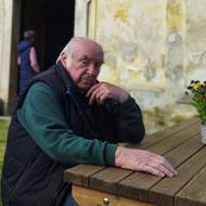 Václav Procházka před velenickým kostelem.