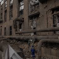 Technici pracují téměř nepřetržitě, přesto však poznamenávají, že nikdo na světě dosud nečelil takovému dlouhodobému útoku na zařízení na výrobu tepla – ani nutnosti zachraňovat zařízení při teplotách hluboko pod nulou.