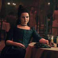 Na fotografii z minisérie Amadeus, kterou lze vidět ve videotéce SkyShowtime, je Gabrielle Creevy jako Constanze.