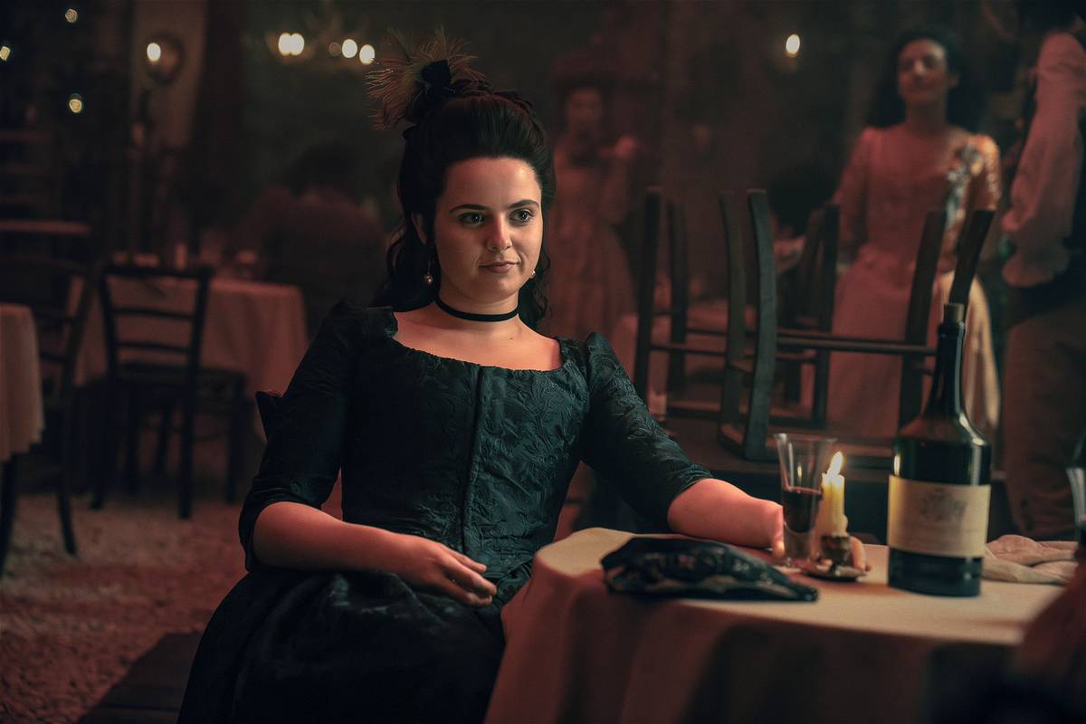 Na fotografii z minisérie Amadeus, kterou lze vidět ve videotéce SkyShowtime, je Gabrielle Creevy jako Constanze.