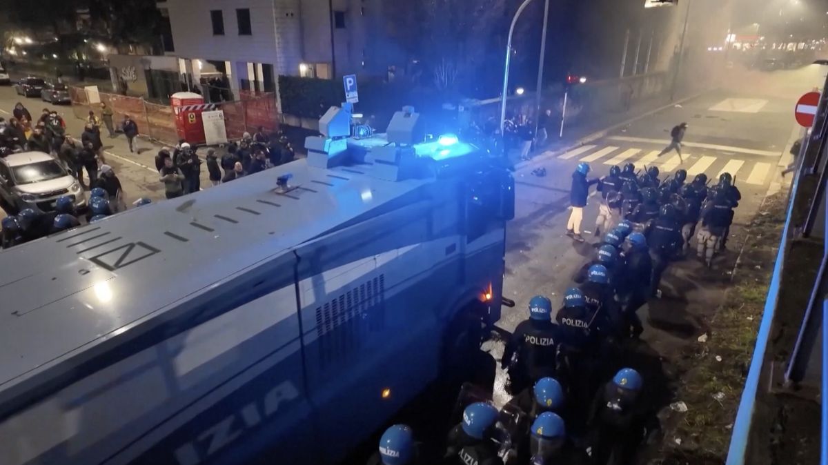 Policie v Miláně rozehnala odpůrce olympiády. Demonstrace přerostla v násilnosti