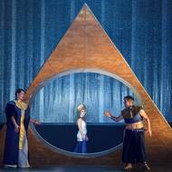 Na fotografii jsou Daniel Kfelíř jako faraon, Veronika Kaiserová v roli jeho manželky Sinaidy a Martin Javorský coby faraonův syn Amenofis.