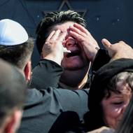 Příbuzný na pohřbu své matky a dcery, které zahynuly při íránském raketovém útoku. (Hřbitov ve městě Bejt Šemeš, 2. března.)