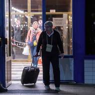 Vládní let byl podle premiéra Andreje Babiše určen primárně pro lidi, kteří cestovali bez cestovních kanceláří. To kritizovala Asociace českých cestovních kanceláří a agentur .