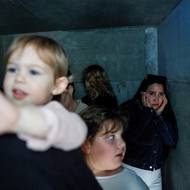 Lidé se ukrývají před raketami v Aškelonu. (28. února)