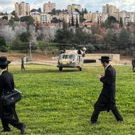 Vrtulník izraelské letecké záchranné jednotky přilétá na místo smrtelného íránského útoku ve městě Bejt Šemeš v Izraeli, 2. března.