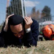 Izrael v sobotu společně se Spojenými státy zahájil vzdušný útok na Írán. Teherán doposud odpovídá raketovými a dronovými útoky, mimo jiné i na území Izraele. (Lidé se kryjí v době íránského raketového útoku ve městě Bejt Šemeš, 2. března.)