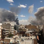 Izrael pokračuje druhým dnem v náletech na Írán. (Snímky jsou z Teheránu z 1. března)