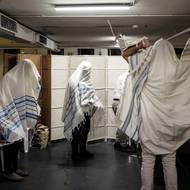 Ranní modlitby v podzemním parkovišti, které slouží jako protiletecký kryt. (Tel Aviv, 3. března)