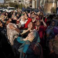 Šíitské muslimské ženy reagují při shromáždění na protestním pochodu ve městě Srinagar v indické části Kašmíru.