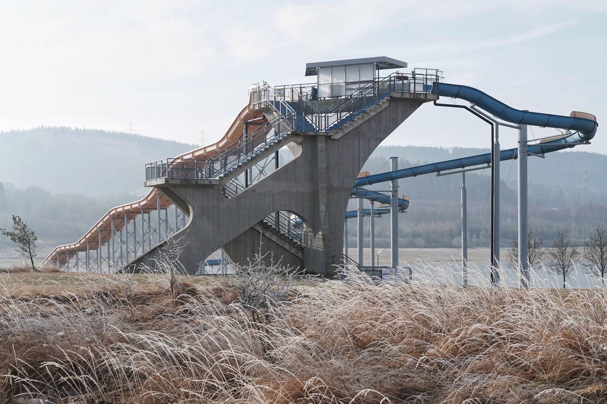Čerstvý absolvent FAMU mapuje za pomocí fotoaparátu roztříštěný prostor české periferie z perspektivy outsidera.
