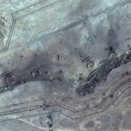 Satelitní snímek ukazuje zničené skladovací bunkry v íránském Konaraku. (1. března)