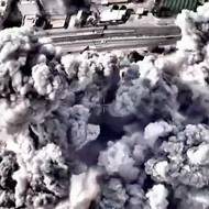 Oblak kouře stoupá po izraelském útoku na velitelství íránských sil Basídž v Teheránu, 1. března.