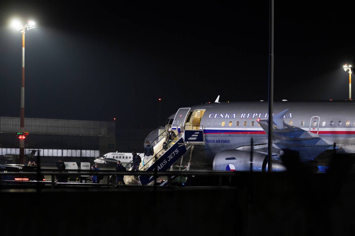 Krátce před 21:00 přistál první armádní repatriační let vypravený pro Čechy, kteří uvízli na Blízkém východě po americkém a izraelském útoku na Írán. Menší z armádních airbusů přivezl lidi z Jordánska.