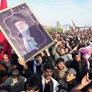 Lidé pochodují po zabití Alího Chameneího i v Basře v Iráku.