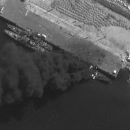 Velitelství americké armády CENTCOM na svém účtu na X oznámilo, že USA od sobotního zahájení útoků zničily velitelská a řídicí zařízení Islámských revolučních gard, íránské protivzdušné obranné kapacity, odpalovací rampy raket a dronů a vojenská letiště. (Hořící fregata v Čáhbaháru, 28. února.)