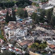 Úlomky sestřelených raket nebo munice z hlavic kazetových bomb zasáhly několik míst ve středním Izraeli, a to včetně oblasti Tel Avivu. (Bejt Šemeš, 2. března)