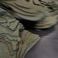 Lidé mohou usednout na sedátko ze zelené plsti, „zpomalit a vnímat změny v čase“.