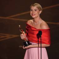 „Ráda bych tuto cenu věnovala tomu krásnému chaosu v srdci matky. Všichni pocházíme z rodu žen, které navzdory všemu tvoří život,“ uvedla Jessie Buckley, jež byla ve své kategorii favoritkou.