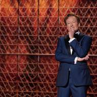 Ceremoniál moderoval komik Conan O’Brien. Na úvod zažertoval, že se mu této pocty dostalo jako poslednímu člověku, protože příště už ho nahradí umělá inteligence.