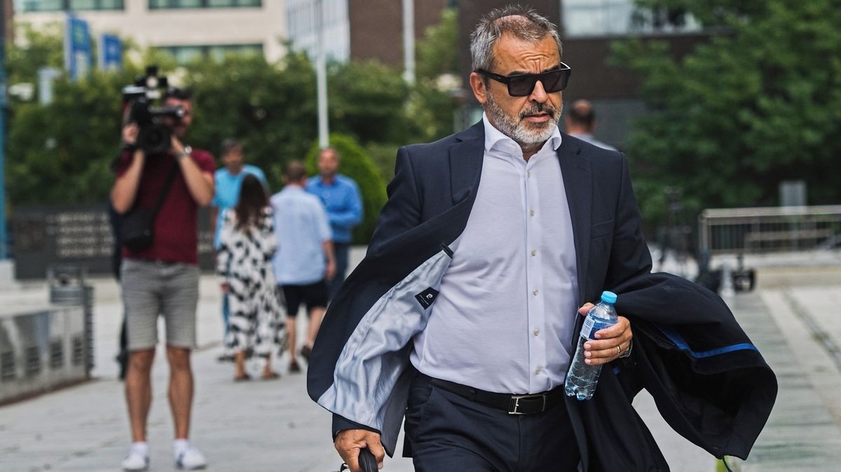 Advokát z bitcoinové kauzy převádí na manželku nemovitosti