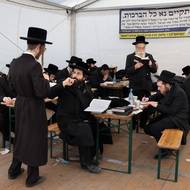 Kniha Noam Elimelech vychází z písemných záznamů cadikových přednášek pořízených jeho žáky. Ty uspořádal jeho syn Elazar a vydal je rok po otcově smrti, protože si Elimelech jejich zveřejnění za svého života nepřál. V knize jsou na zdánlivě náhodných místech hvězdičky, které podle tradice autor vložil záměrně a nesou zvláštní význam.