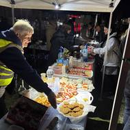 Občerstvení před mítinkem Tiszy v Gödu.