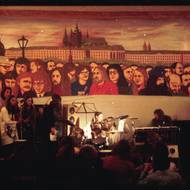 Druhý festival „druhé“ kultury v Bojanovicích. Na pozadí známý obraz s pohnutým osudem, zachycující tehdejší významné postavy undergroundu.