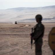 Kast vystřídal 11. března v nejvyšším úřadu levicového prezidenta Gabriela Borice a stal se prvním krajně pravicovým prezidentem Chile od konce pravicové diktatury Augusta Pinocheta z let 1973 až 1990. O tomto režimu, za něhož byl několik let ministrem i Kastův starší bratr, José Antonio Kast v minulosti v rozporu s fakty prohlásil, že nepronásledoval opozici a nebyl diktaturou. Do vlády si Kast vybral i dva právníky, kteří Pinocheta obhajovali jako advokáti u soudu. Nyní vedou ministerstvo obrany a ministerstvo spravedlnosti. (Chilsko-peruánská hranice, 16. března)