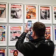 Alfredo Jaar shromáždil šestnáct titulních stran časopisu Newsweek z roku 1994. Dokumentují čtyři měsíce, jež uběhly do doby, než se nejvýznamnější americký magazín začal zajímat o genocidu ve Rwandě.