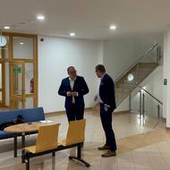 Advokáti debatují před zasedáním u zlínského soudu.