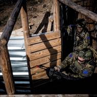 Vojáci se při cvičení v okopech pohybují ve dvojicích, v nichž se navzájem kryjí.