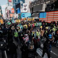 Protest No Kings v New Yorku na Times Square.