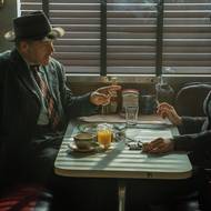 Peter Sarsgaard v roli detektiva Jakea Wilese a Penélope Cruz jako Myrna.