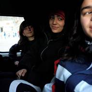 Změna je v Hunze patrná. Data shromážděná platformou pro analýzu klimatu WeatherWalay ukazují, že průměrné zimní srážky klesly od konce roku 2010 o přibližně 30 % a již čtyři roky po sobě jsou pod normálem. Některé poslední zimy byly také o 2–3 °C teplejší.

(Členky sportovního klubu a federace Rising Federation - SCARF sedí v dodávce na cestě do Sostu na hokejový zápas Karakoram WinterLude Season 8 v Altitu v údolí Hunza, 13. ledna.)