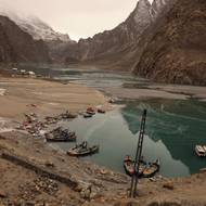 Uvízlé turistické lodě leží na částečně zamrzlém jezeře Attabad, které vzniklo v roce 2010 v důsledku sesuvu půdy v horní části údolí Hunza, 12. ledna v Pákistánu.