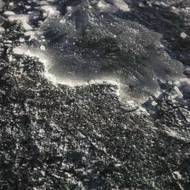 Bruslaři klopýtali na místech, kde byl led popraskaný a měkký, a čepele se nečekaně zachytávaly.