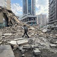 Údery Izraele dosud vyhnaly z domovů na 517 tisíc lidí, uvedly podle agentury AFP libanonské úřady. Jedná se o osoby zapsané do vládní databáze a skutečný počet vysídlených bude zřejmě podle agentury AP ještě vyšší.

(Muž prohlíží poškozené budovy po izraelském útoku na jižní předměstí Bejrútu, 7. března.)