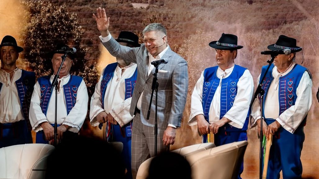 „Pan premiér je národní hrdina.“ Jak si Fico namlouvá voličky