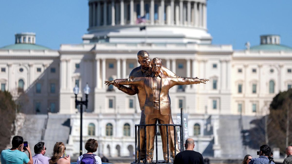 Trump a Epstein jako pár z Titanicu. U Kapitolu se objevila provokativní socha