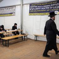 První poutníci přicházejí k hrobu rabína Elimelecha, který je autorem knihy Noam Elimelech, kde popsal náboženský a společenský význam cadika jako chasidského vůdce. Podle něj je cadik Božím vyvolencem, skrze jehož oči Bůh hledí na svět. Cadik lidem zprostředkovává Boží milost, odvrací neštěstí a činí zázraky