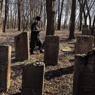 Židé pokládají na náhrobní kameny kamínky, čímž symbolicky dávají najevo, že na zemřelého nezapomněli. Říká se, že kámen je trvalejší než květina, a proto lépe vyjadřuje stálost vzpomínky.