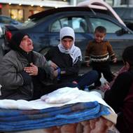 „Přibližně 120 tisíc vysídlených osob je ubytováno v kolektivních zařízeních zřízených vládou, ale mnoho dalších dočasně přebývá u příbuzných či přátel nebo stále hledá ubytování. Vidíme auta zaparkovaná v ulicích, ve kterých lidé spí, stejně jako na chodnících,“ uvedla zástupkyně Úřadu vysokého komisaře OSN pro uprchlíky v regionu Karolina Lindholmová Billingová. 
(Bejrút, 10. března.)