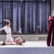 Denisa Barešová jako Tea, Igor Orozovič coby Løvborg a Pavla Beretová v roli Hedy.