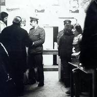 Perlustrace ze strany Veřejné bezpečnosti v Kostelci u Křížku, zády k objektivu Egon Bondy, 21. června 1975.