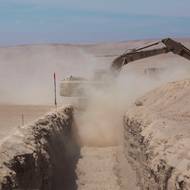 „Dnes začínáme zastavovat nelegální migraci,“ prohlásil v pondělí před novináři nedaleko hraničního přechodu Chacalluta chilský prezident Kast. V blízkosti už bagr řízený vojákem hloubil příkop.

(Bagr hloubí příkop u hraničního přechodu Chacalluta na chilsko-peruánské hranici, 16. března.)