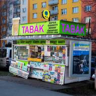 Zajímavé nejsou jen výlohy, ale i stánky samotné. Z dříve běžných budek se stává unikát, protože postupně z ulic mizí. Jedna z původních budek je na zastávce Sídliště Lhotka.