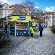 Stánek naproti přes ulici se proměnil v prodejnu pečiva.
